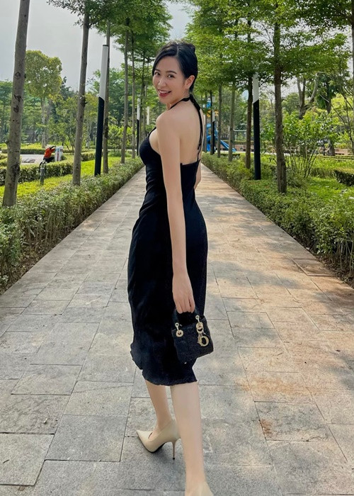 Kim Oanh sở hữu gương mặt xinh đẹp với đôi mắt biết nói, khuôn miệng duyên dáng cùng vóc dáng thon gọn, gợi cảm. Ảnh: FBNV