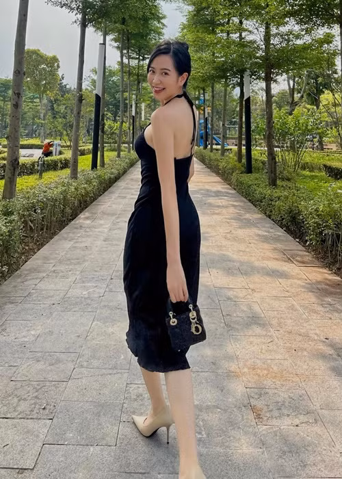 Kim Oanh sở hữu gương mặt xinh đẹp với đôi mắt biết nói, khuôn miệng duyên dáng cùng vóc dáng thon gọn, gợi cảm. Ảnh: FBNV