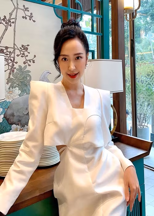 Nữ diễn viên sinh năm 1993 lựa chọn trang phục gợi cảm vừa đủ. Ảnh: FBNV