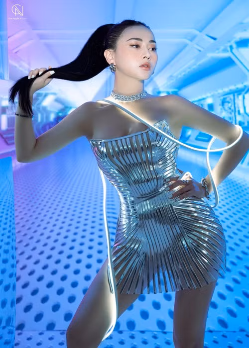 Phương Oanh từng chia sẻ, cô thích cuộc sống hiện tại của mình, nổi tiếng và độc thân.