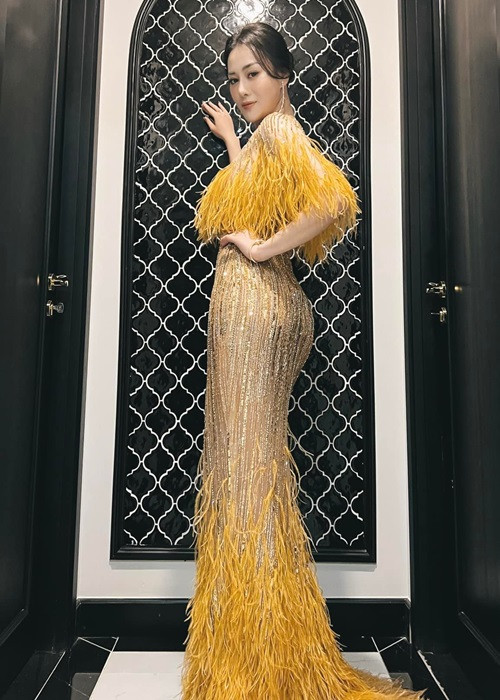 Vóc dáng đồng hồ cát, Phương Oanh mặc gì cũng đẹp.