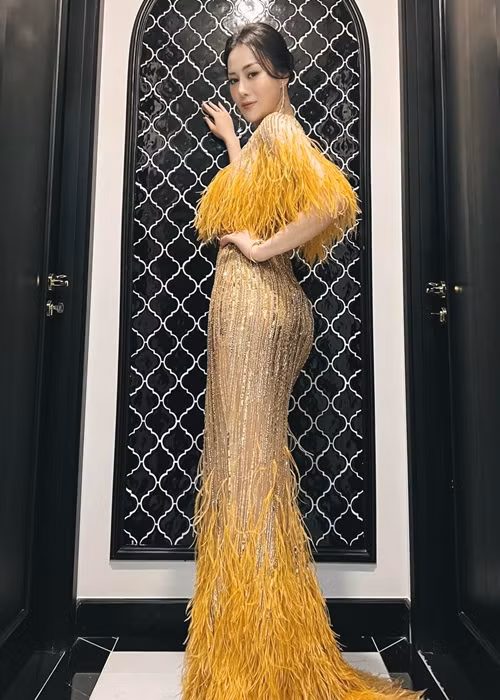 Vóc dáng đồng hồ cát, Phương Oanh mặc gì cũng đẹp.