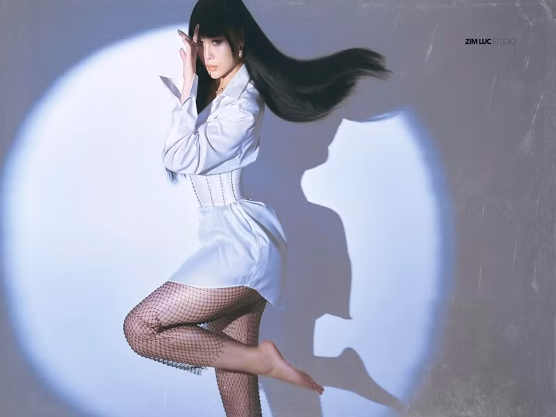 Nữ diễn viên khéo khoe vòng ba 98cm qua trang phục bó sát, bikini hay quần short.