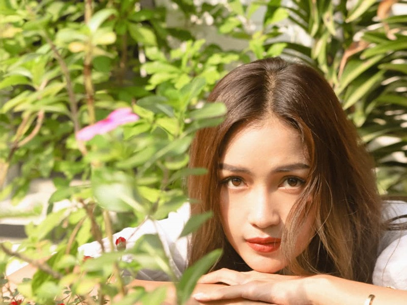 Theo Zing, khi bố Ngọc Châu mất, gia đình cô làm nông. Khi đó, mẹ cô trúng vụ và bán được khoảng 90 triệu đồng. Bà quyết định xây nhà. Căn nhà được hoàn thành vào năm 2003 với số tiền 80 triệu đồng.