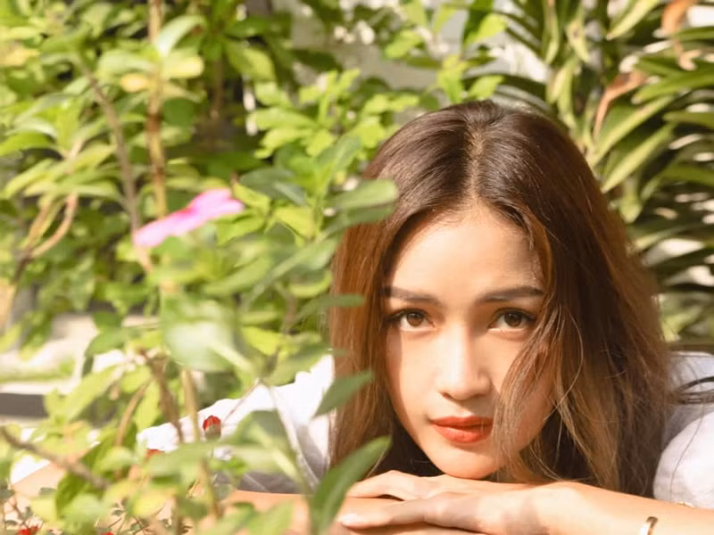 Theo Zing, khi bố Ngọc Châu mất, gia đình cô làm nông. Khi đó, mẹ cô trúng vụ và bán được khoảng 90 triệu đồng. Bà quyết định xây nhà. Căn nhà được hoàn thành vào năm 2003 với số tiền 80 triệu đồng.