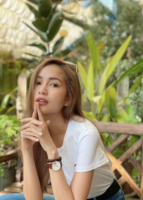 Xây xong căn nhà, mẹ của Ngọc Châu không còn tiền để tái vụ. Bà phải đi vay mượn rất nhiều để bắt đầu mùa vụ mới. “Mẹ đi làm rất sớm và trở về lúc khuya, thậm chí không có thời gian nghỉ ngơi”, Ngọc Châu kể.