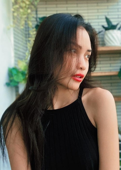 Theo Ngôi sao, năm Ngọc Châu 5 tuổi, bố của cô mất vì ung thư. Mẹ của Ngọc Châu một mình gồng gánh nuôi ba con.