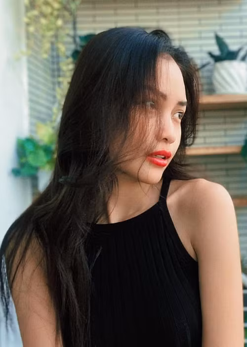 Theo Ngôi sao, năm Ngọc Châu 5 tuổi, bố của cô mất vì ung thư. Mẹ của Ngọc Châu một mình gồng gánh nuôi ba con.