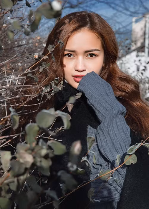 Năm 2017, sau khi trở thành quán quân Vietnam Next Top Model 2016, Ngọc Châu vẫn ở trọ cùng bạn trong căn phòng nhỏ ở TP HCM. Thu nhập của cô vào thời điểm đó khá thấp, bấp bênh nên Ngọc Châu chưa đủ khả năng để gửi tiền hàng tháng cho mẹ.