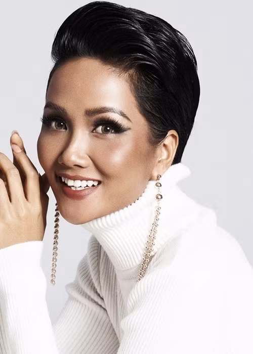 K’Brơi - người bạn trong giới người mẫu của H’hen Niê từng tiết lộ cô bạn thân từng khó khăn ra sao. Trên trang cá nhân, K’Brơi đăng tải tin nhắn H’hen Niê chia sẻ cô hết tiền khi đi hoa hậu, thậm chí vẫn còn nợ 4 triệu.