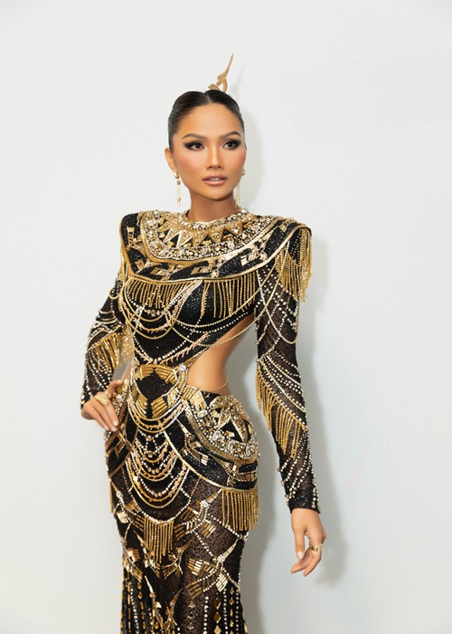 Sau khi đăng quang, H’hen Niê đắt show sự kiện, quảng cáo. Nhờ đó, cô thoát nghèo. H’hen Niê trả hết nợ cho bố mẹ. Người đẹp còn mua đất, mua nhà tặng cho người thân.