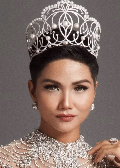 Khi tham gia cuộc thi Hoa hậu Hoàn vũ Việt Nam 2017, H’hen Niê phải đi mượn ngay từ những thứ đơn giản như vali, giày dép.