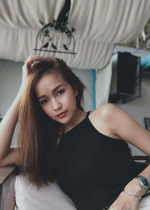 Khi Hoa hậu Ngọc Châu học đại học, mẹ của cô ăn uống hà tiện, chỉ dám ăn cá khô, cà pháo để có tiền lo cho con. Đến khi chị gái của Ngọc Châu ra trường, cuộc sống của gia đình người đẹp mới bớt khó khăn.