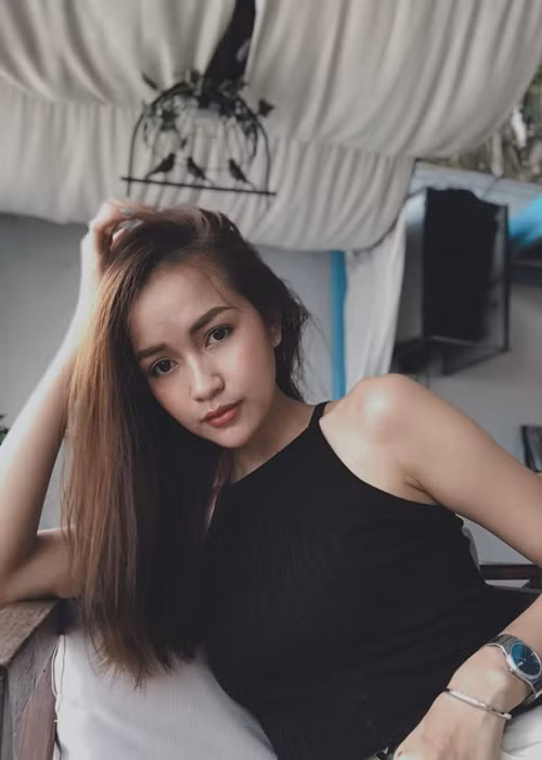 Khi Hoa hậu Ngọc Châu học đại học, mẹ của cô ăn uống hà tiện, chỉ dám ăn cá khô, cà pháo để có tiền lo cho con. Đến khi chị gái của Ngọc Châu ra trường, cuộc sống của gia đình người đẹp mới bớt khó khăn.