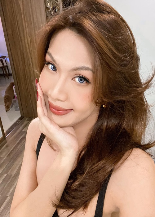 Giọng ca 9X thử nghiệm nhiều phong cách trang điểm từ ngọt ngào đến sắc sảo, cá tính.