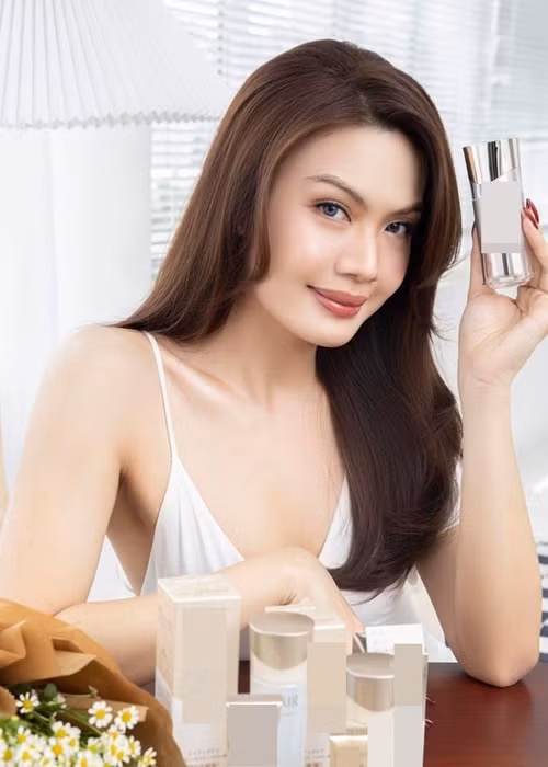 Dù không chuyển giới, Đào Bá Lộc vẫn sở hữu đường cong hình thể mềm mại.