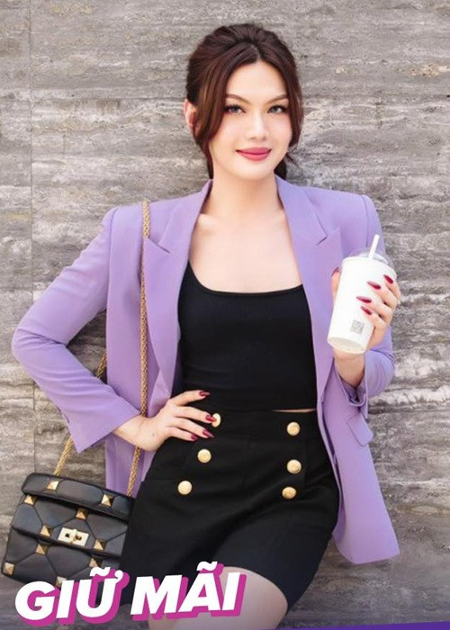 Giọng ca 9X tự tin mặc váy bó sát, xẻ ngực sâu.