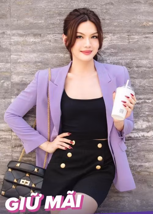 Giọng ca 9X tự tin mặc váy bó sát, xẻ ngực sâu.