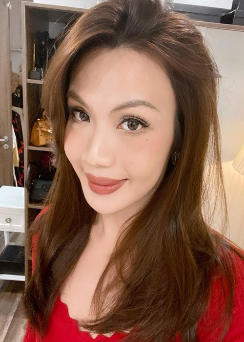 Đào Bá Lộc xinh hết nấc dù tự tay trang điểm.