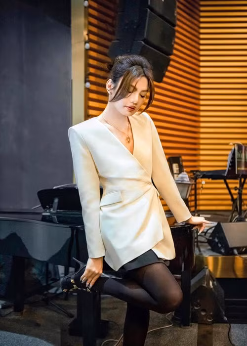 Giọng ca 9X dường như gợi cảm hơn sau khi chuyện tình tan vỡ.