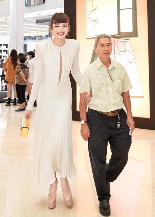 Cách đây không lâu, giọng ca 9X khoe được bố lái xe đưa đi tham gia sự kiện.