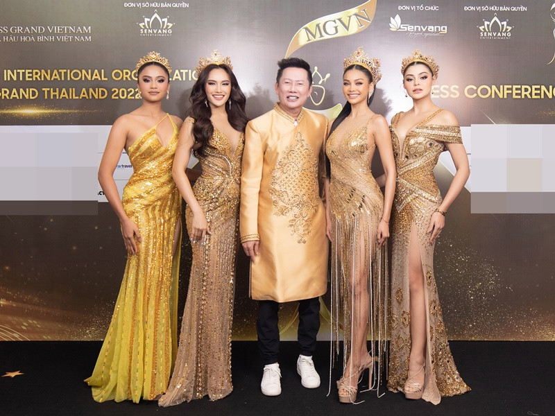 Ông Nawat - Chủ tịch Miss Grand International, bà Teresa - Phó chủ tịch Miss Grand International cùng top 10 nàng hậu Miss Grand Thailand 2022 cũng tham gia sự kiện.