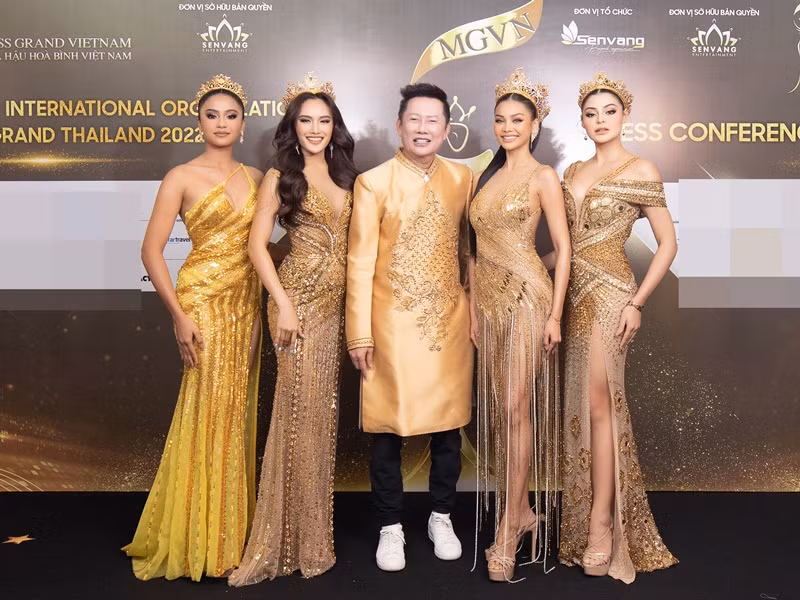 Ông Nawat - Chủ tịch Miss Grand International, bà Teresa - Phó chủ tịch Miss Grand International cùng top 10 nàng hậu Miss Grand Thailand 2022 cũng tham gia sự kiện.