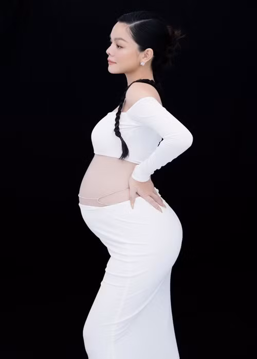Sau khi thừa nhận mang thai, Phạm Quỳnh Anh liên tục khoe ảnh bầu bí gợi cảm. Mới đây, cô chia sẻ bộ ảnh diện áo croptop cùng chân váy tông trắng.