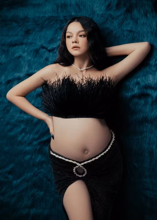 Tuy thừa nhận mang thai nhưng nữ ca sĩ vẫn chưa công khai nửa kia của mình.