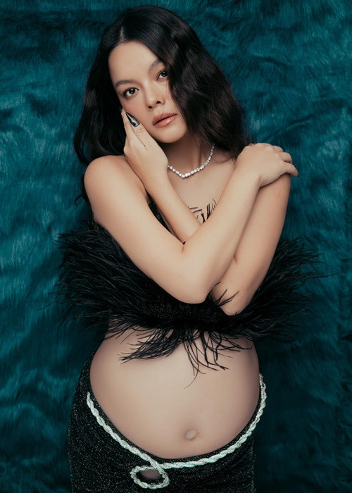 Trước đó, Phạm Quỳnh Anh tung bộ ảnh diện áo croptop cùng chân váy tông đen.