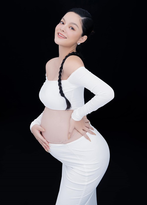 Set trang phục giúp bà bầu Phạm Quỳnh Anh khoe dáng.