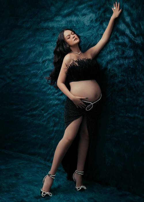 Cô trải lòng chuyện bầu bí ở tuổi 38: "Mỗi chúng ta đều có một cuộc đời đáng để trân trọng. Không nghĩ rằng mình sẽ tiếp tục bước vào hành trình thiêng liêng này một lần nữa, nhất là ở lứa tuổi này mọi thứ về sức khỏe có vẻ khó khăn hơn nhiều nhưng tất cả đều do ông Trời sắp đặt và mình hạnh phúc đón nhận”.