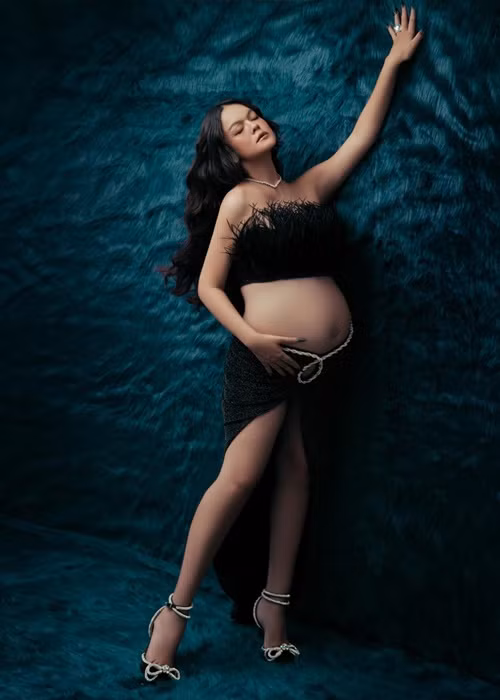 Cô trải lòng chuyện bầu bí ở tuổi 38: "Mỗi chúng ta đều có một cuộc đời đáng để trân trọng. Không nghĩ rằng mình sẽ tiếp tục bước vào hành trình thiêng liêng này một lần nữa, nhất là ở lứa tuổi này mọi thứ về sức khỏe có vẻ khó khăn hơn nhiều nhưng tất cả đều do ông Trời sắp đặt và mình hạnh phúc đón nhận”.