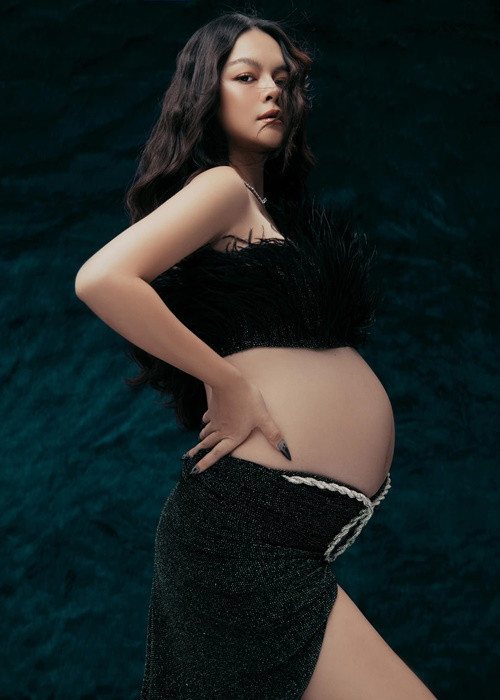 Phạm Quỳnh Anh không còn cố ý che giấu bụng bầu như thời gian vừa qua.