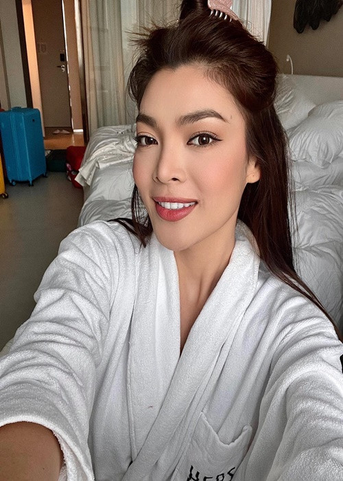 Cô khoe tự tay trang điểm để gặp các thí sinh và ban tổ chức cuộc thi. Ảnh: FBNV