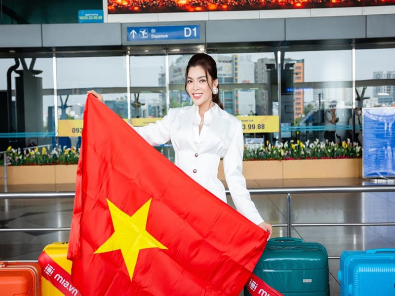 Đến với cuộc thi Hoa hậu Chuyển giới Quốc tế, Trân Đài mang theo hành lý bao gồm 12 vali chứa quần áo, giày dép, phụ kiện. Ảnh: FBNV