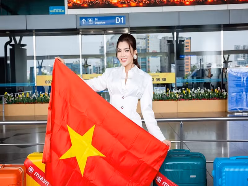 Đến với cuộc thi Hoa hậu Chuyển giới Quốc tế, Trân Đài mang theo hành lý bao gồm 12 vali chứa quần áo, giày dép, phụ kiện. Ảnh: FBNV