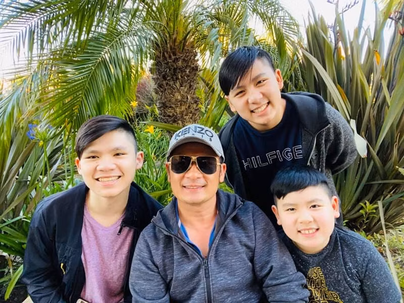 Nam ca sĩ chia sẻ trên Vietnamnet, anh thích nhiều con, còn muốn có nữa. "Tôi chẳng dự định bao nhiêu con, có thì đón nhận”, Bằng Kiều nói. Ảnh: FBNV