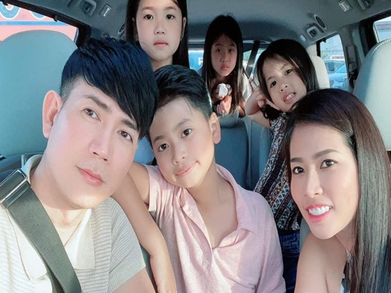 Quách Thành Danh kết hôn với hot girl Bảo Ngọc năm 2012. Đến khi có con thứ 4, vợ chồng nam ca sĩ mới công khai hôn nhân. Hiện tại, vợ chồng Quách Thành Danh sống ở Mỹ cùng 5 người con. Ảnh: FBNV