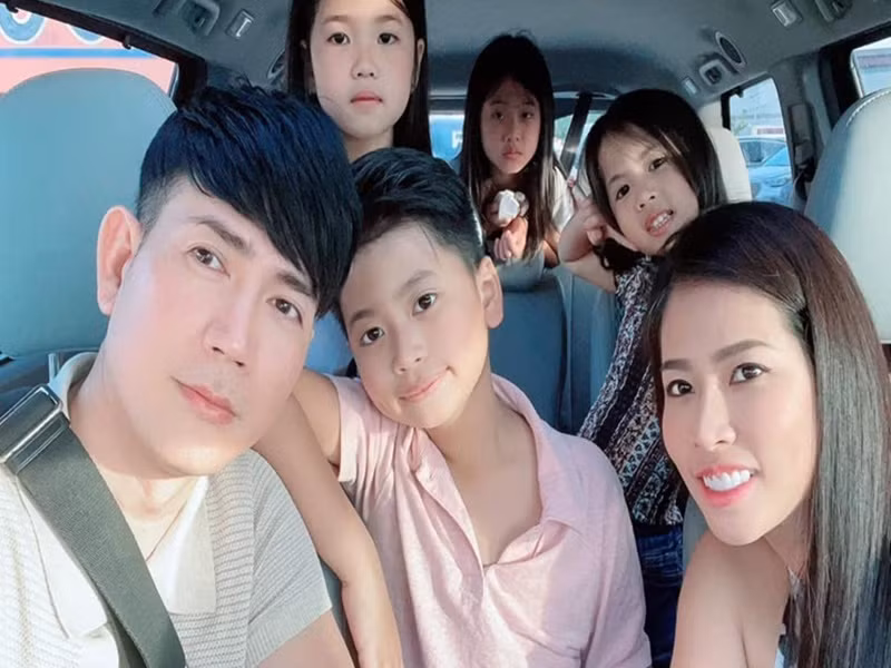 Quách Thành Danh kết hôn với hot girl Bảo Ngọc năm 2012. Đến khi có con thứ 4, vợ chồng nam ca sĩ mới công khai hôn nhân. Hiện tại, vợ chồng Quách Thành Danh sống ở Mỹ cùng 5 người con. Ảnh: FBNV