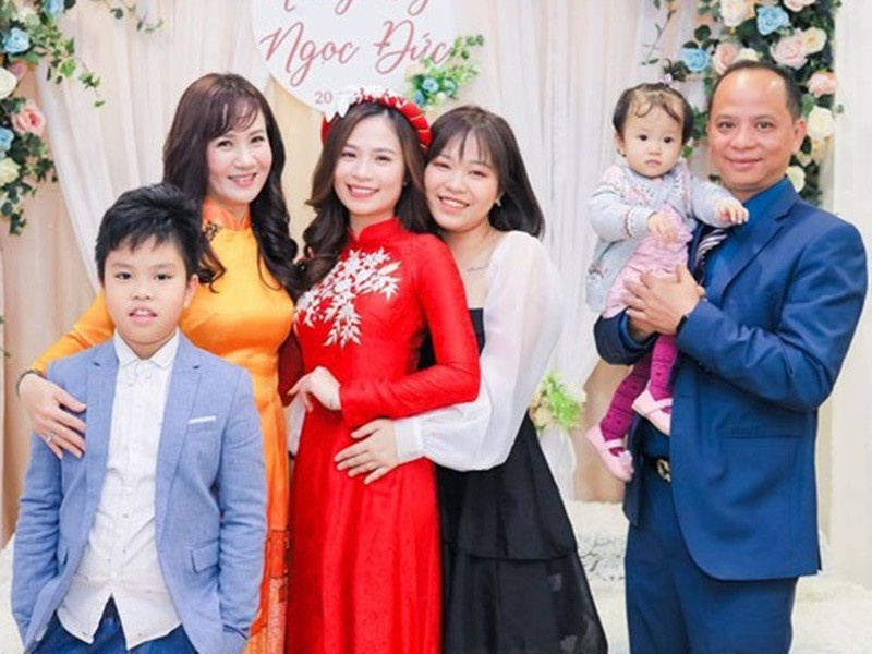 Cặp vợ chồng diễn viên Anh Tuấn - Nguyệt Hằng cũng có 4 người con "đủ nếp - đủ tẻ". Ảnh: FBNV