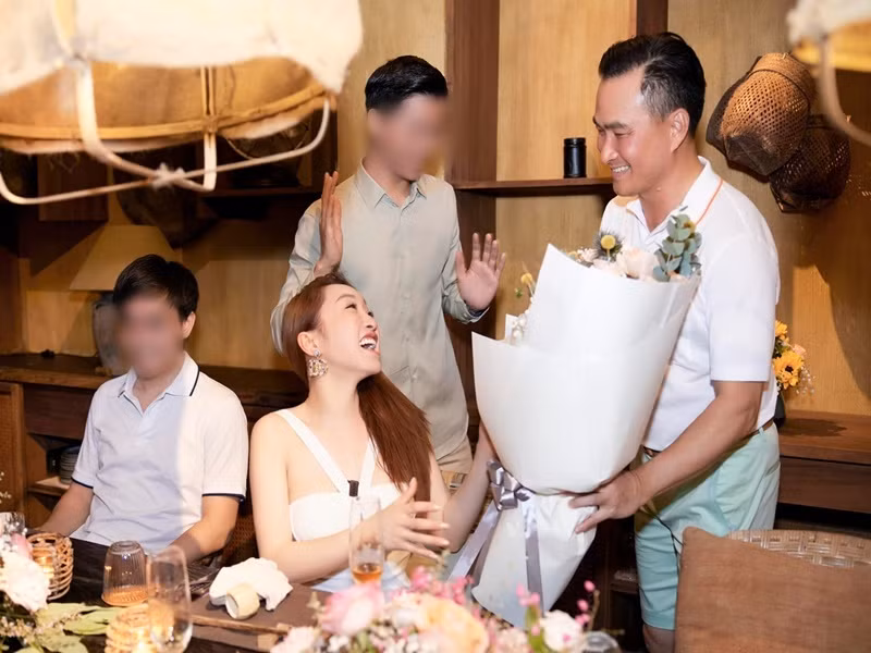 Trên trang cá nhân, doanh nhân Lý Thùy Chang vừa đăng tải hình ảnh tiệc sinh nhật do ông xã Chi Bảo tổ chức.