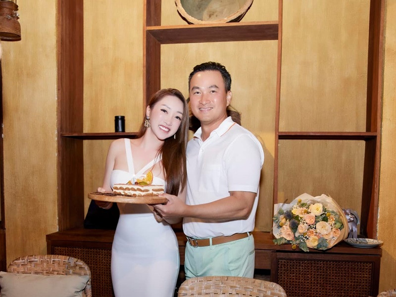 Nam diễn viên phim "Đồng tiền xương máu" tặng hoa và bánh sinh nhật cho người bạn đời.