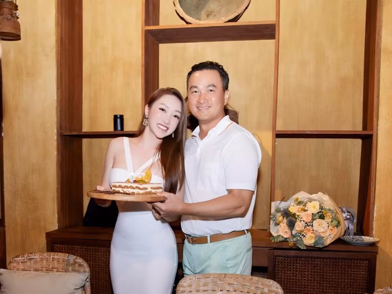 Nam diễn viên phim "Đồng tiền xương máu" tặng hoa và bánh sinh nhật cho người bạn đời.