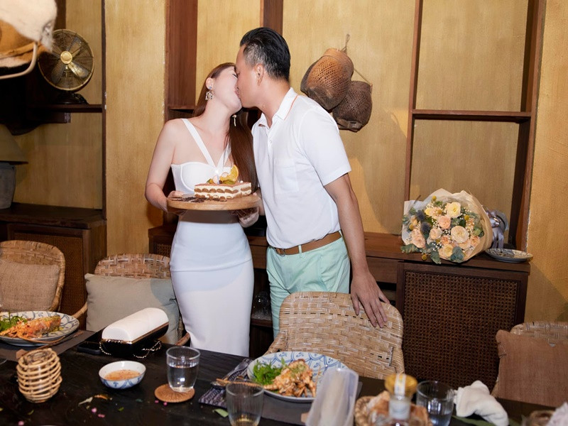 Vợ chồng Chi Bảo liên tục dành cho nhau những cử chỉ tình cảm.