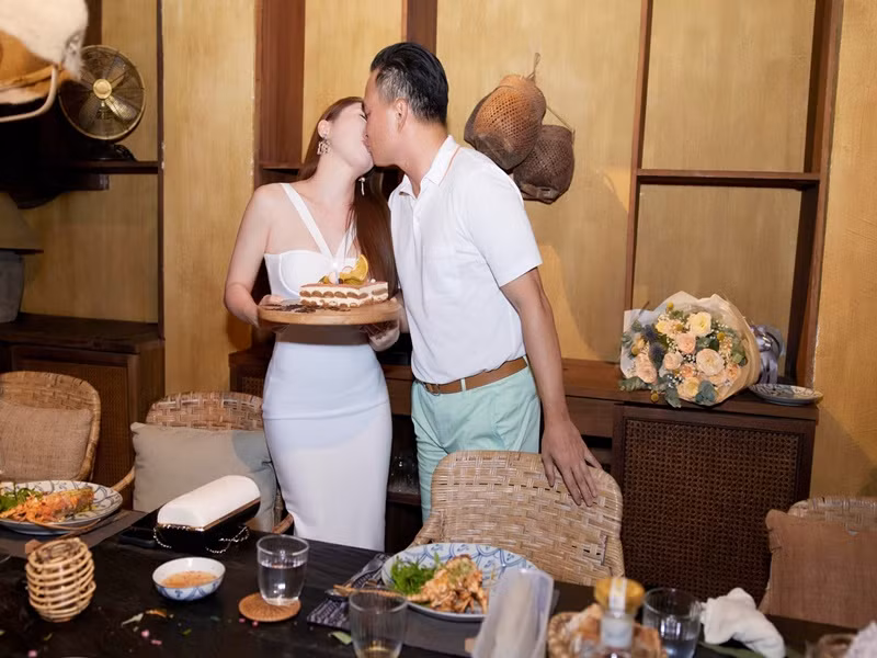 Vợ chồng Chi Bảo liên tục dành cho nhau những cử chỉ tình cảm.