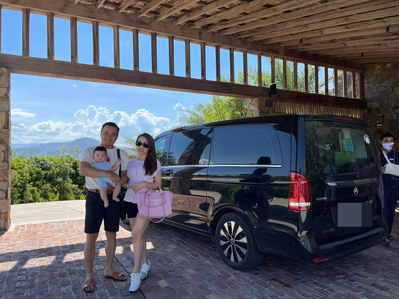 "Đôi khi chính năng lượng tích cực của cô ấy lan tỏa giúp tôi vượt qua stress công việc", Chi Bảo chia sẻ trên Vietnamnet.