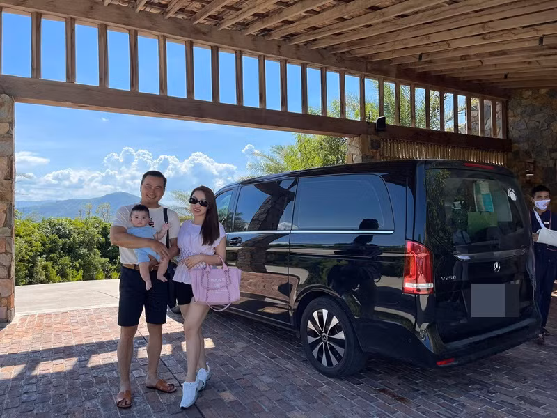 "Đôi khi chính năng lượng tích cực của cô ấy lan tỏa giúp tôi vượt qua stress công việc", Chi Bảo chia sẻ trên Vietnamnet.