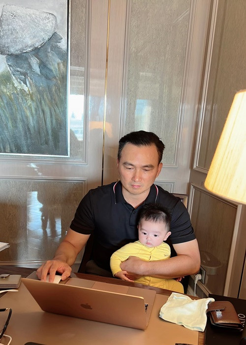 Chia sẻ về việc chăm sóc con trai nhỏ, Chi Bảo cho biết, anh tự tay pha sữa, bồng bế, thay tã cho bé và tự tin làm rất thuần thục.