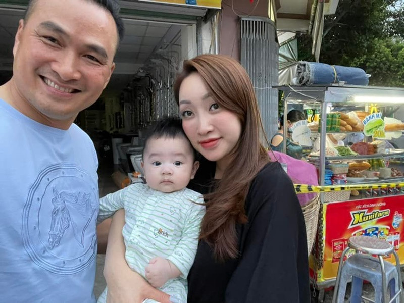 Nam diễn viên nổi tiếng một thời cho biết, anh từng lo lắng vợ sẽ bị trầm cảm sau sinh. Tuy nhiên, Thùy Chang vẫn rạng rỡ và tươi tắn.